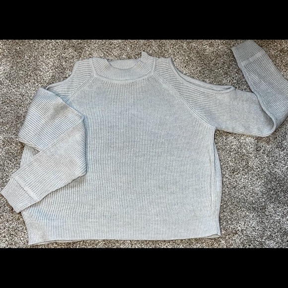 ✨ H&M Sweater - Picture 2 of 5